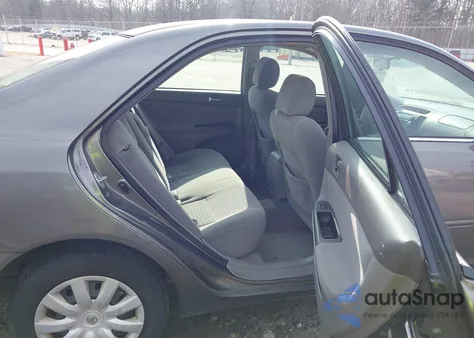 2005 Toyota Camry Le z USA, uszkodzony, nr VIN 4T1BE30KX5U507500